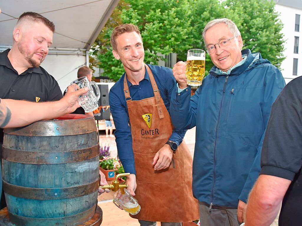 Mit Regenschirmen schtzten sich die Gste beim Dorffest in Gundelfingen vor dem wechselhaften Wetter. Zwei Bands und drei Musikvereine sorgten fr musikalische Unterhaltung. Das Programm haben sieben Vereine mitgestaltet.