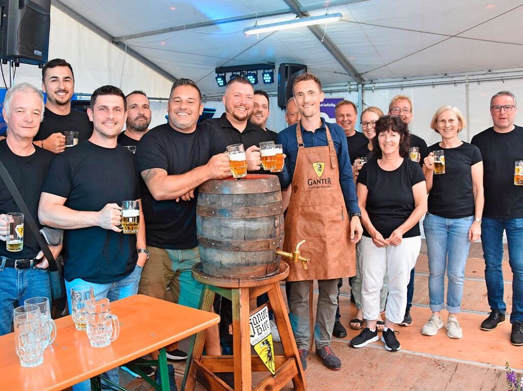 Mit Regenschirmen schtzten sich die Gste beim Dorffest in Gundelfingen vor dem wechselhaften Wetter. Zwei Bands und drei Musikvereine sorgten fr musikalische Unterhaltung. Das Programm haben sieben Vereine mitgestaltet.