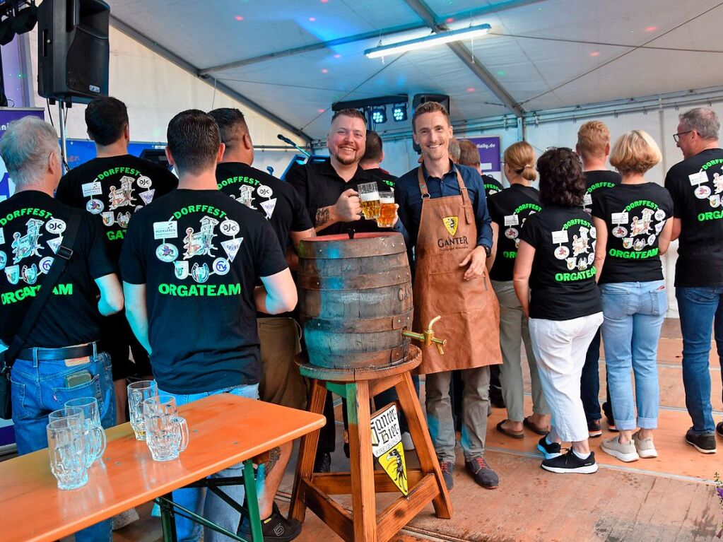 Mit Regenschirmen schtzten sich die Gste beim Dorffest in Gundelfingen vor dem wechselhaften Wetter. Zwei Bands und drei Musikvereine sorgten fr musikalische Unterhaltung. Das Programm haben sieben Vereine mitgestaltet.