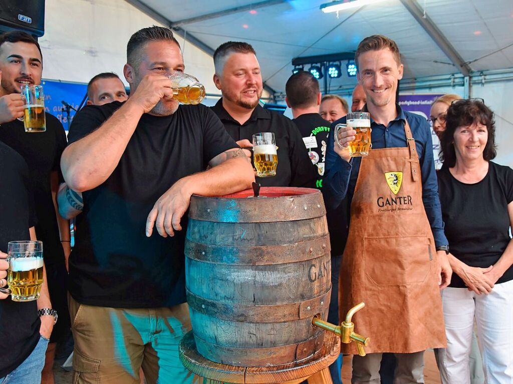 Mit Regenschirmen schtzten sich die Gste beim Dorffest in Gundelfingen vor dem wechselhaften Wetter. Zwei Bands und drei Musikvereine sorgten fr musikalische Unterhaltung. Das Programm haben sieben Vereine mitgestaltet.