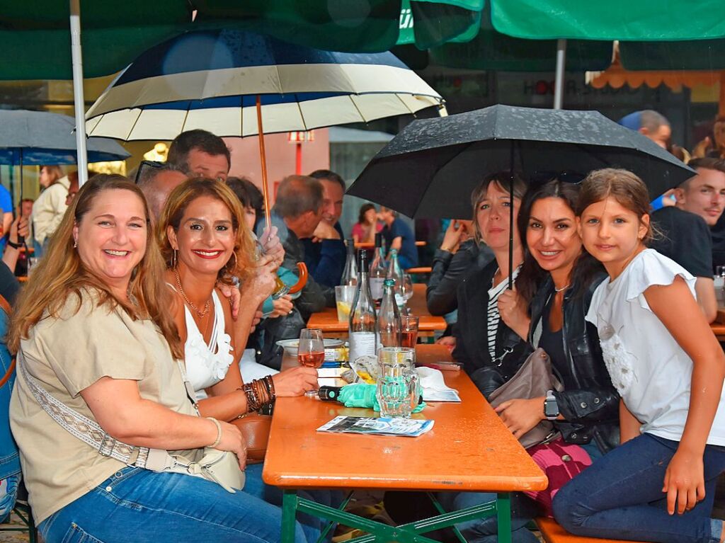 Mit Regenschirmen schtzten sich die Gste beim Dorffest in Gundelfingen vor dem wechselhaften Wetter. Zwei Bands und drei Musikvereine sorgten fr musikalische Unterhaltung. Das Programm haben sieben Vereine mitgestaltet.