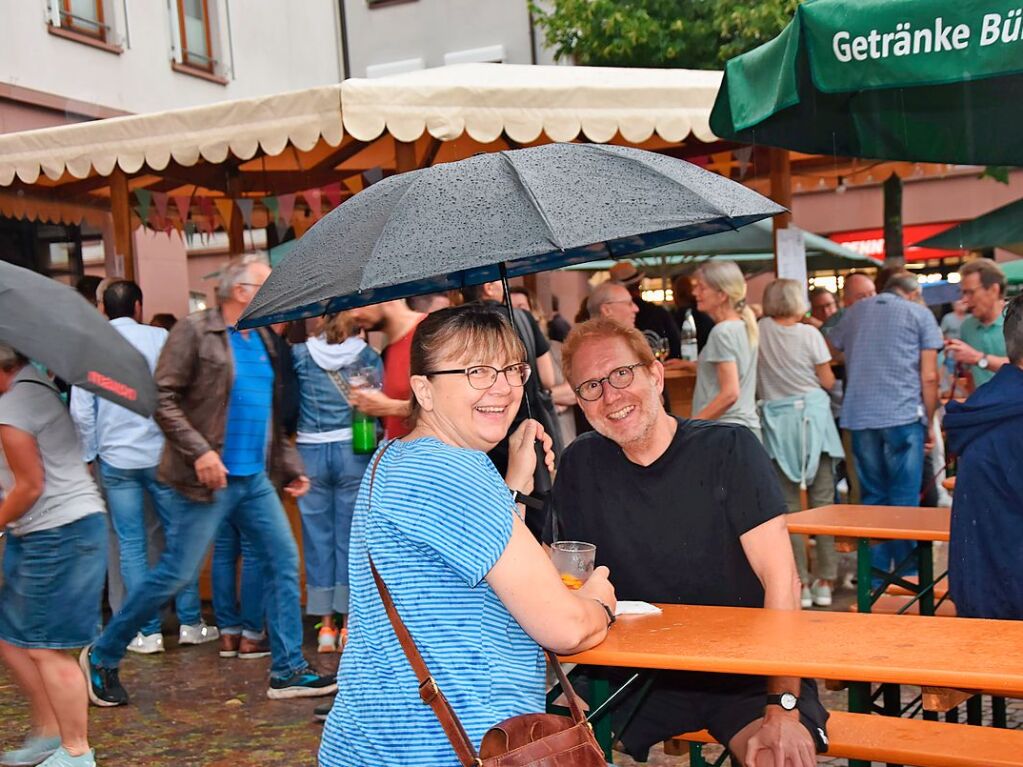 Mit Regenschirmen schtzten sich die Gste beim Dorffest in Gundelfingen vor dem wechselhaften Wetter. Zwei Bands und drei Musikvereine sorgten fr musikalische Unterhaltung. Das Programm haben sieben Vereine mitgestaltet.