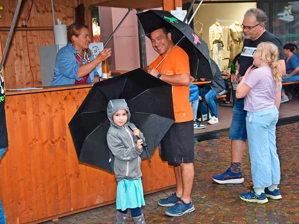 Mit Regenschirmen schtzten sich die Gste beim Dorffest in Gundelfingen vor dem wechselhaften Wetter. Zwei Bands und drei Musikvereine sorgten fr musikalische Unterhaltung. Das Programm haben sieben Vereine mitgestaltet.