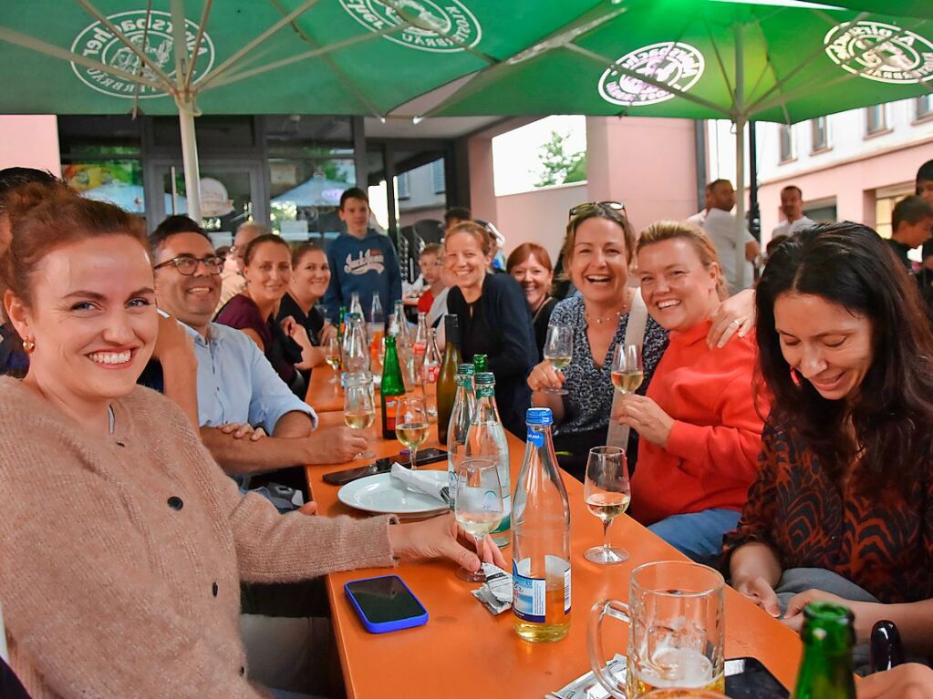 Mit Regenschirmen schtzten sich die Gste beim Dorffest in Gundelfingen vor dem wechselhaften Wetter. Zwei Bands und drei Musikvereine sorgten fr musikalische Unterhaltung. Das Programm haben sieben Vereine mitgestaltet.