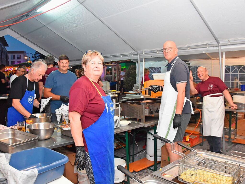 Mit Regenschirmen schtzten sich die Gste beim Dorffest in Gundelfingen vor dem wechselhaften Wetter. Zwei Bands und drei Musikvereine sorgten fr musikalische Unterhaltung. Das Programm haben sieben Vereine mitgestaltet.