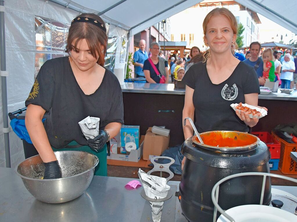 Mit Regenschirmen schtzten sich die Gste beim Dorffest in Gundelfingen vor dem wechselhaften Wetter. Zwei Bands und drei Musikvereine sorgten fr musikalische Unterhaltung. Das Programm haben sieben Vereine mitgestaltet.