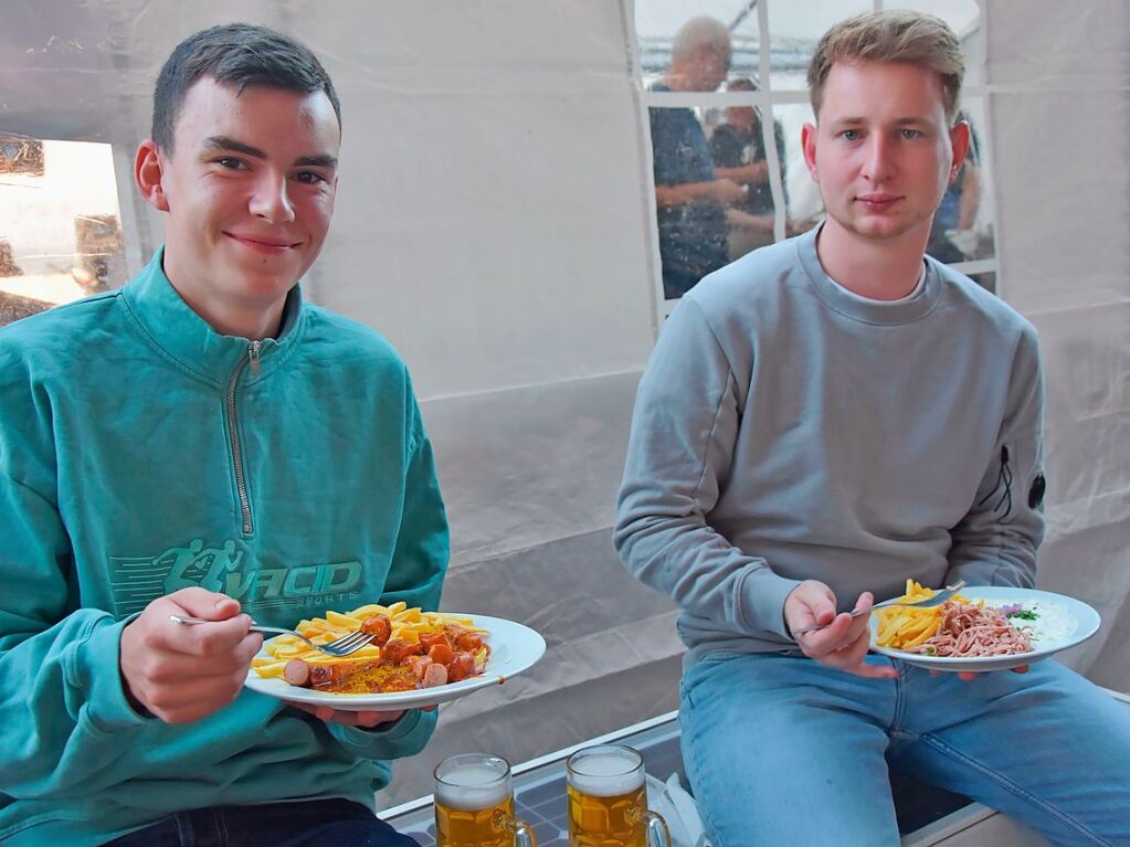 Mit Regenschirmen schtzten sich die Gste beim Dorffest in Gundelfingen vor dem wechselhaften Wetter. Zwei Bands und drei Musikvereine sorgten fr musikalische Unterhaltung. Das Programm haben sieben Vereine mitgestaltet.