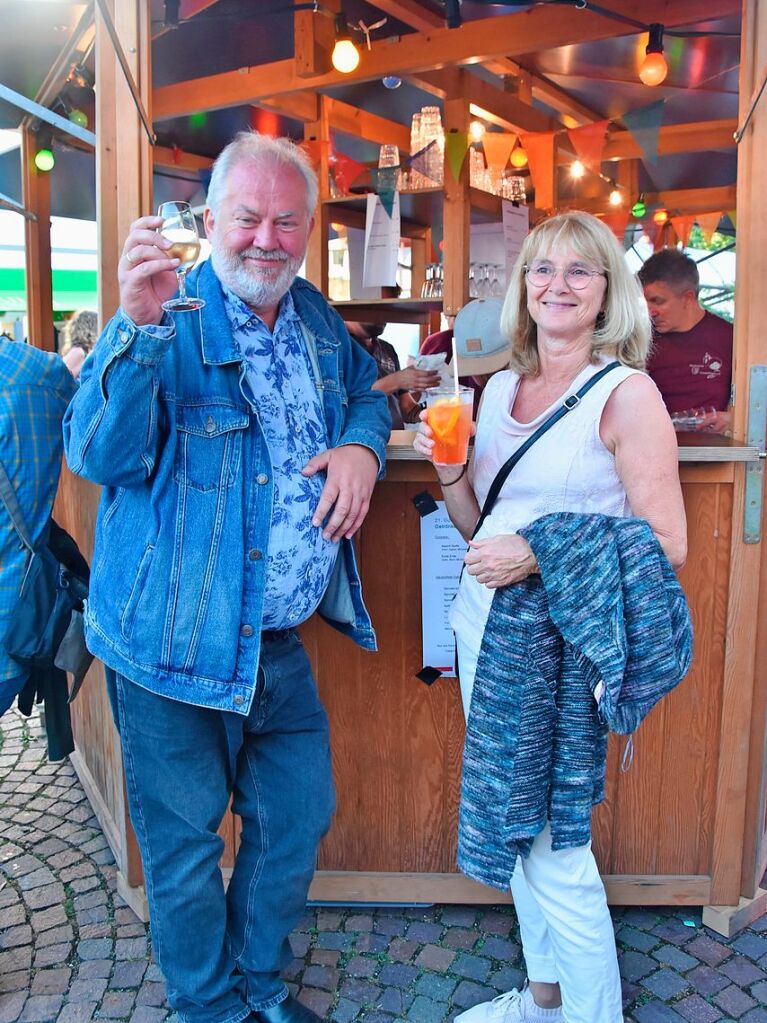 Mit Regenschirmen schtzten sich die Gste beim Dorffest in Gundelfingen vor dem wechselhaften Wetter. Zwei Bands und drei Musikvereine sorgten fr musikalische Unterhaltung. Das Programm haben sieben Vereine mitgestaltet.