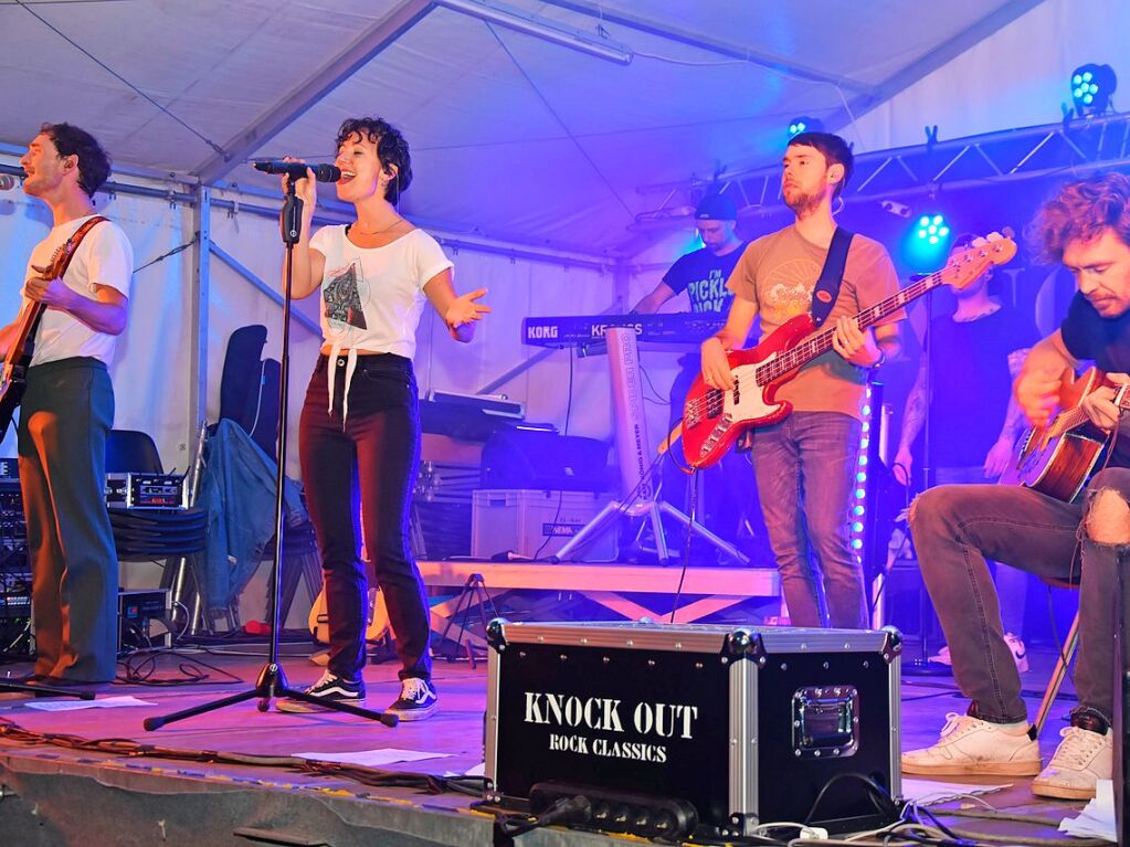 Mit Regenschirmen schtzten sich die Gste beim Dorffest in Gundelfingen vor dem wechselhaften Wetter. Zwei Bands und drei Musikvereine sorgten fr musikalische Unterhaltung. Das Programm haben sieben Vereine mitgestaltet.