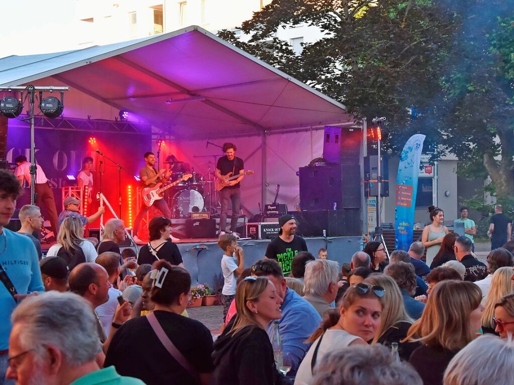 Mit Regenschirmen schtzten sich die Gste beim Dorffest in Gundelfingen vor dem wechselhaften Wetter. Zwei Bands und drei Musikvereine sorgten fr musikalische Unterhaltung. Das Programm haben sieben Vereine mitgestaltet.