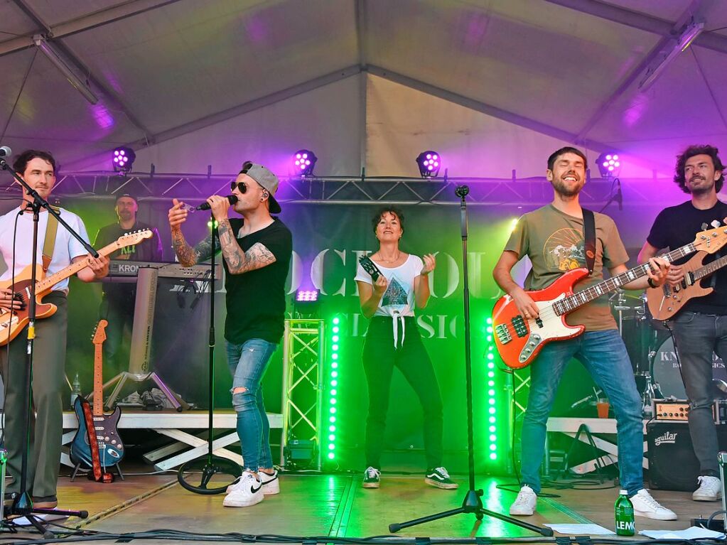 Mit Regenschirmen schtzten sich die Gste beim Dorffest in Gundelfingen vor dem wechselhaften Wetter. Zwei Bands und drei Musikvereine sorgten fr musikalische Unterhaltung. Das Programm haben sieben Vereine mitgestaltet.