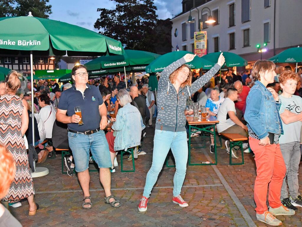 Mit Regenschirmen schtzten sich die Gste beim Dorffest in Gundelfingen vor dem wechselhaften Wetter. Zwei Bands und drei Musikvereine sorgten fr musikalische Unterhaltung. Das Programm haben sieben Vereine mitgestaltet.