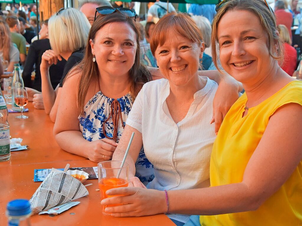 Mit Regenschirmen schtzten sich die Gste beim Dorffest in Gundelfingen vor dem wechselhaften Wetter. Zwei Bands und drei Musikvereine sorgten fr musikalische Unterhaltung. Das Programm haben sieben Vereine mitgestaltet.