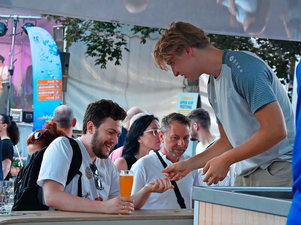 Mit Regenschirmen schtzten sich die Gste beim Dorffest in Gundelfingen vor dem wechselhaften Wetter. Zwei Bands und drei Musikvereine sorgten fr musikalische Unterhaltung. Das Programm haben sieben Vereine mitgestaltet.