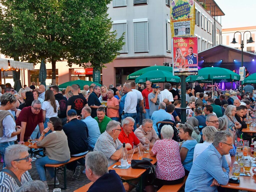 Mit Regenschirmen schtzten sich die Gste beim Dorffest in Gundelfingen vor dem wechselhaften Wetter. Zwei Bands und drei Musikvereine sorgten fr musikalische Unterhaltung. Das Programm haben sieben Vereine mitgestaltet.