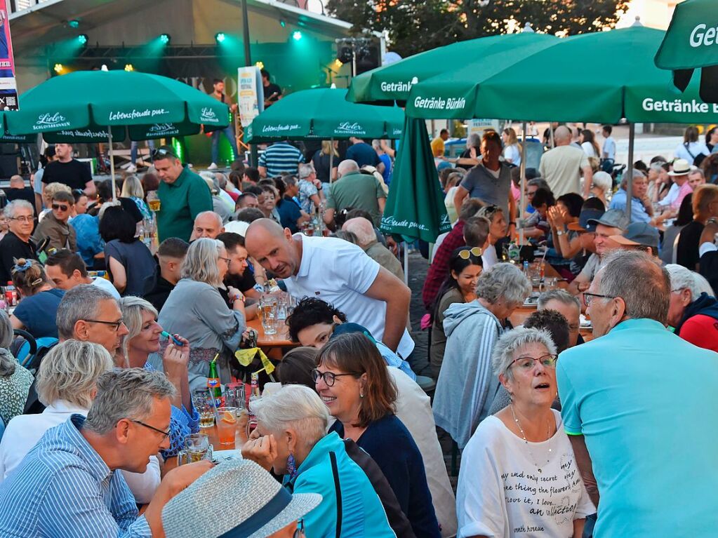 Mit Regenschirmen schtzten sich die Gste beim Dorffest in Gundelfingen vor dem wechselhaften Wetter. Zwei Bands und drei Musikvereine sorgten fr musikalische Unterhaltung. Das Programm haben sieben Vereine mitgestaltet.