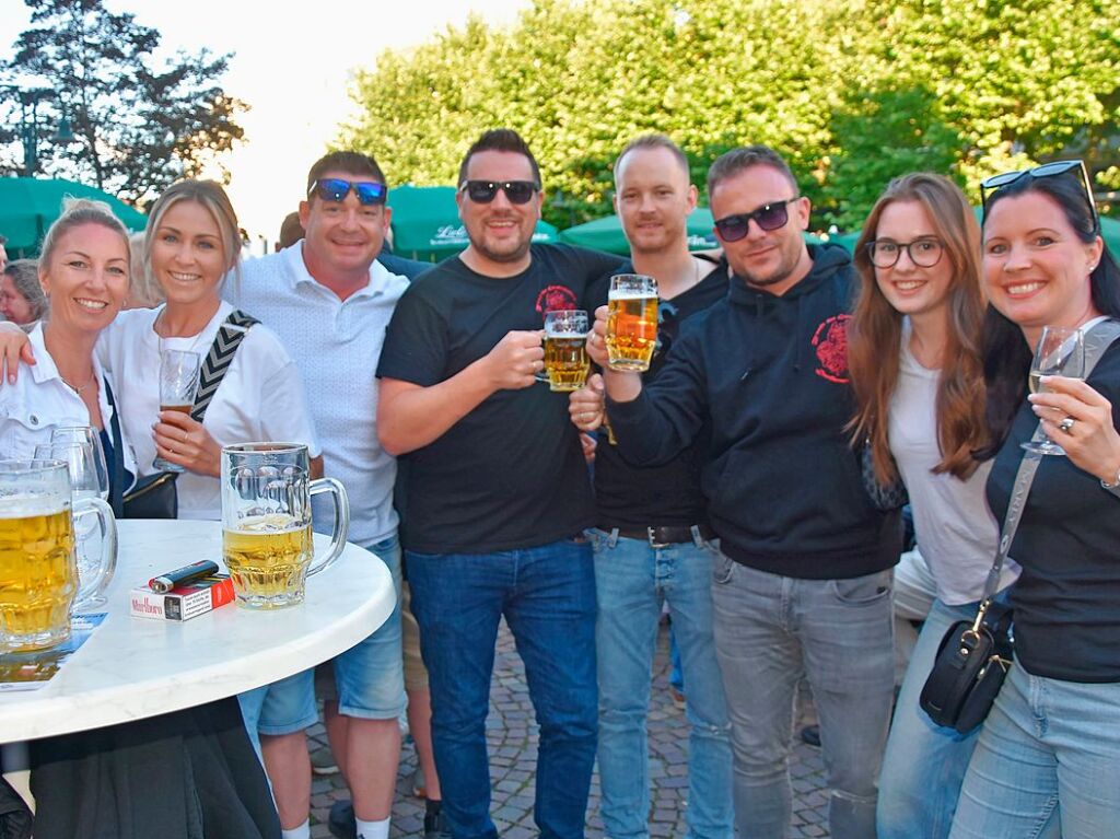 Mit Regenschirmen schtzten sich die Gste beim Dorffest in Gundelfingen vor dem wechselhaften Wetter. Zwei Bands und drei Musikvereine sorgten fr musikalische Unterhaltung. Das Programm haben sieben Vereine mitgestaltet.