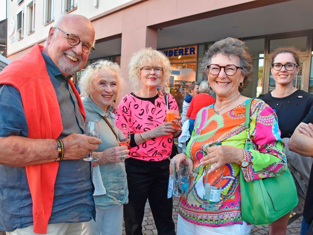 Mit Regenschirmen schtzten sich die Gste beim Dorffest in Gundelfingen vor dem wechselhaften Wetter. Zwei Bands und drei Musikvereine sorgten fr musikalische Unterhaltung. Das Programm haben sieben Vereine mitgestaltet.