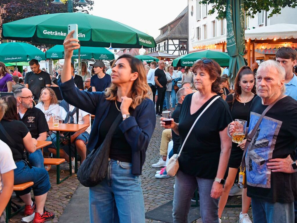 Mit Regenschirmen schtzten sich die Gste beim Dorffest in Gundelfingen vor dem wechselhaften Wetter. Zwei Bands und drei Musikvereine sorgten fr musikalische Unterhaltung. Das Programm haben sieben Vereine mitgestaltet.