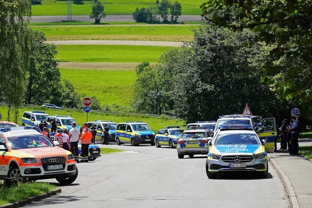 Drei Tote in Albstadt - Polizei-Groeinsatz in Wohngebiet  | Foto: Jannik Nlke (dpa)