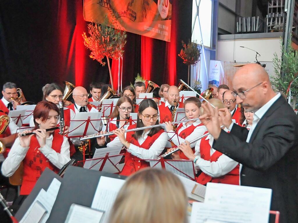 Hunderte Gste kamen zum Jubilumswochenende der Winzergenossenschaft Oberbergen. Der 100. Geburtstag der WG wurde gebhrend gefeiert mit Musik, kulinarischen Kstlichkeiten inklusive Weinprobe und einem Partyabend.