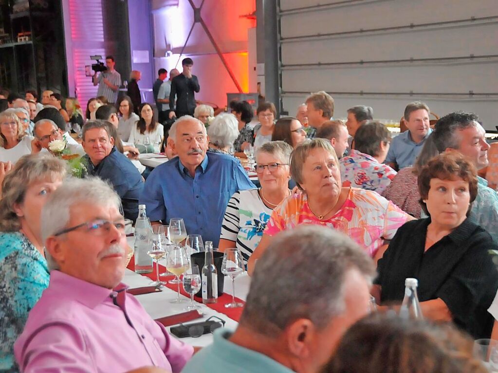 Hunderte Gste kamen zum Jubilumswochenende der Winzergenossenschaft Oberbergen. Der 100. Geburtstag der WG wurde gebhrend gefeiert mit Musik, kulinarischen Kstlichkeiten inklusive Weinprobe und einem Partyabend.