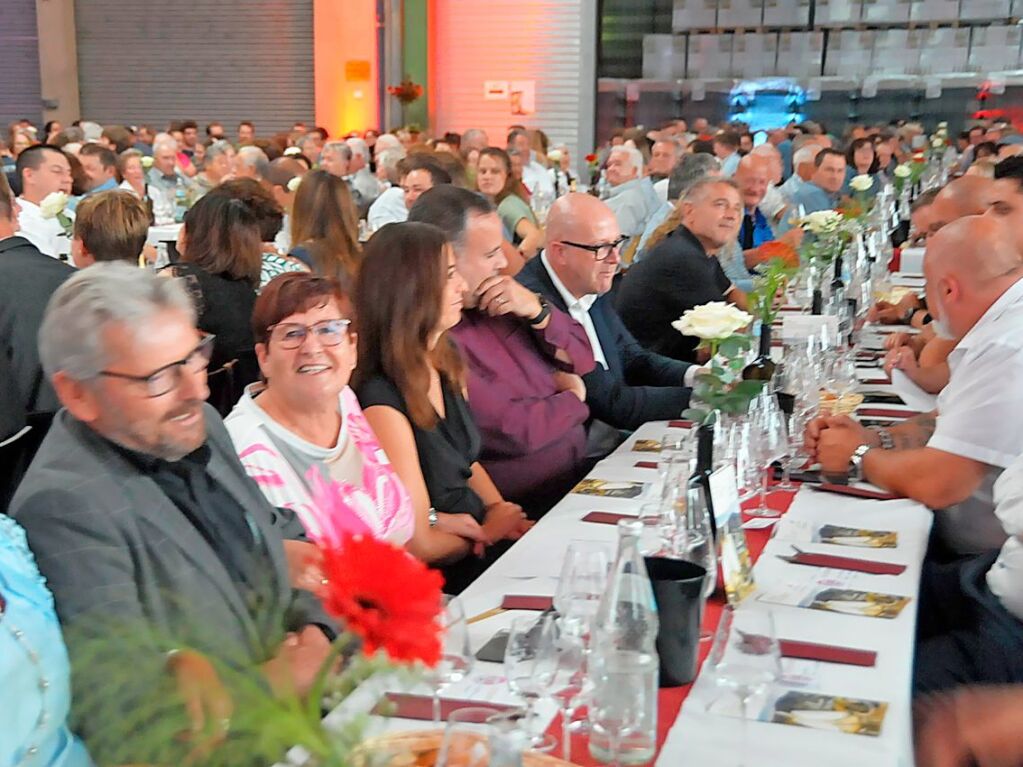 Hunderte Gste kamen zum Jubilumswochenende der Winzergenossenschaft Oberbergen. Der 100. Geburtstag der WG wurde gebhrend gefeiert mit Musik, kulinarischen Kstlichkeiten inklusive Weinprobe und einem Partyabend.