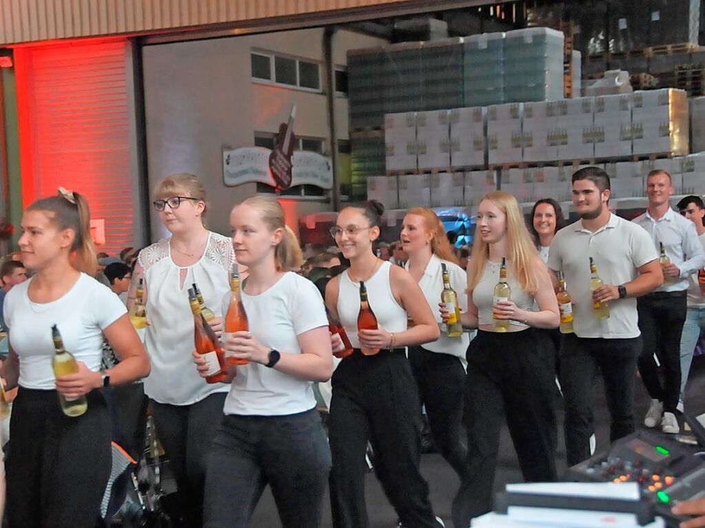 Hunderte Gste kamen zum Jubilumswochenende der Winzergenossenschaft Oberbergen. Der 100. Geburtstag der WG wurde gebhrend gefeiert mit Musik, kulinarischen Kstlichkeiten inklusive Weinprobe und einem Partyabend.