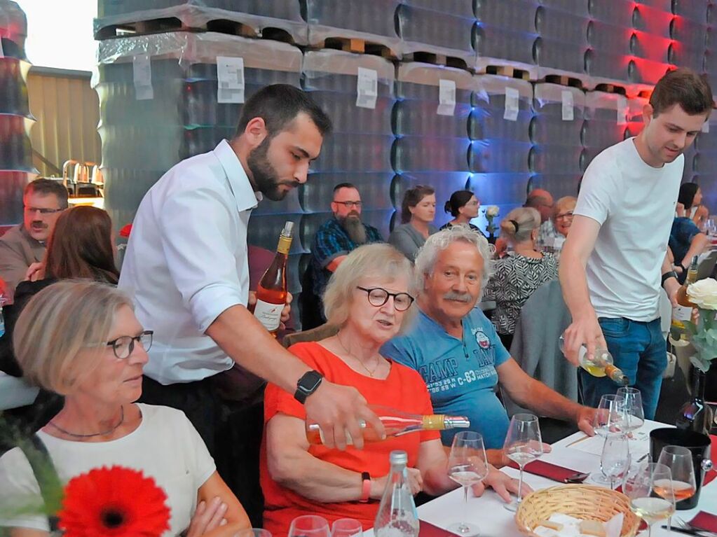 Hunderte Gste kamen zum Jubilumswochenende der Winzergenossenschaft Oberbergen. Der 100. Geburtstag der WG wurde gebhrend gefeiert mit Musik, kulinarischen Kstlichkeiten inklusive Weinprobe und einem Partyabend.