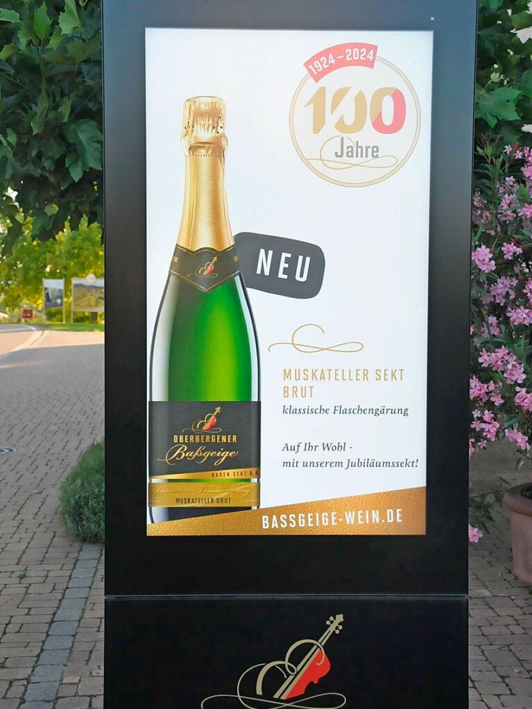 Hunderte Gste kamen zum Jubilumswochenende der Winzergenossenschaft Oberbergen. Der 100. Geburtstag der WG wurde gebhrend gefeiert mit Musik, kulinarischen Kstlichkeiten inklusive Weinprobe und einem Partyabend.