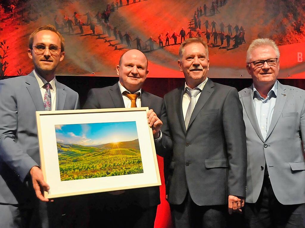 Hunderte Gste kamen zum Jubilumswochenende der Winzergenossenschaft Oberbergen. Der 100. Geburtstag der WG wurde gebhrend gefeiert mit Musik, kulinarischen Kstlichkeiten inklusive Weinprobe und einem Partyabend.