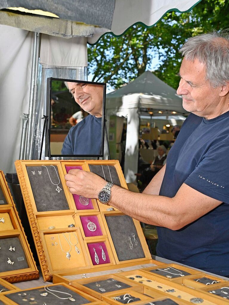 Viel zu sehen gab es beim Kunsthandwerkermarkt auf dem Staufener Schladererplatz.