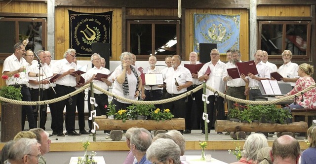 Der Gesangverein Raitbach  gab mit Dirigentin Ines Kiefer vollen Krpereinsatz.   | Foto: Yvonne Rnzi