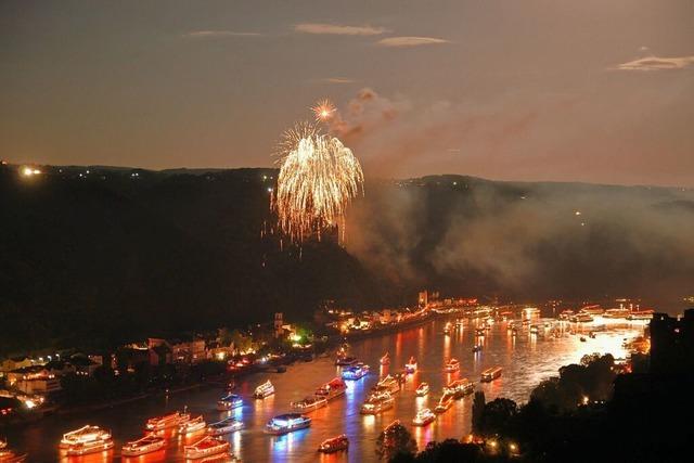 Gehen Sie auf eine Rheinromantik-Reise mit Feuerwerk vom Schiff