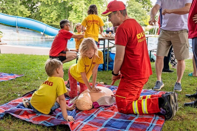 Der Nachwuchs bt im Freibad St. Georgen Herzdruckmassage an einer Puppe.   | Foto: Maximo-Hans Musielik