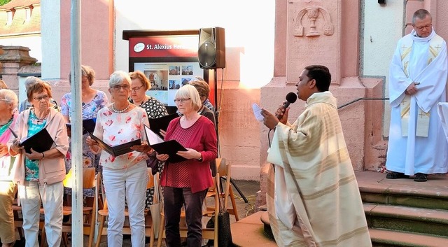 Pater Vigil sang ein letztes Lied in s...em Chor. Denn er verlsst Herbolzheim.  | Foto: Werner Schnabl