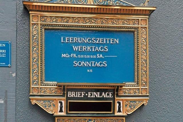 Unbekannte haben einen historischen Briefkasten der Post in Basel schwer beschdigt