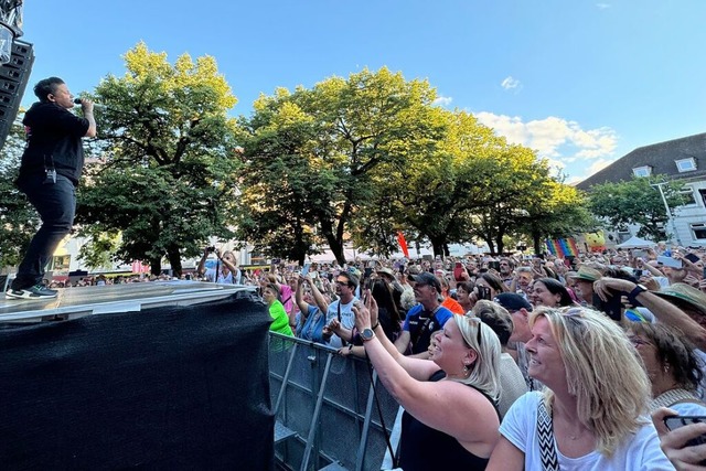 Kerstin Ott beim Sommersound auf dem Schopfheimer Marktplatz  | Foto: Monika Weber