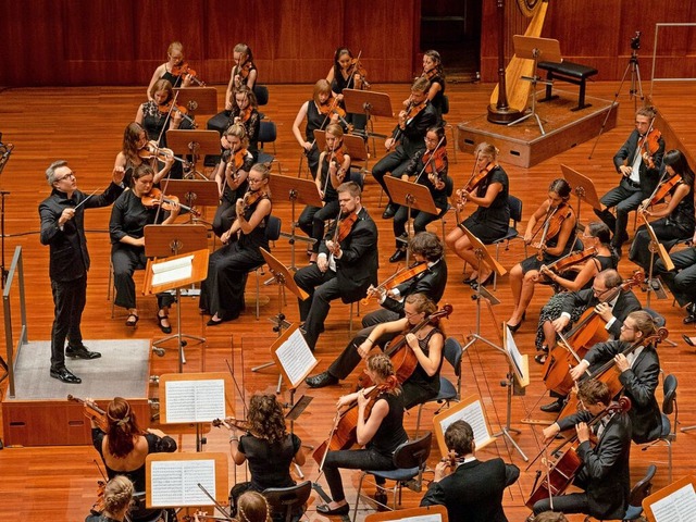 Das Akademische Orchester Freiburg unt...rigent beim Universittsorchester auf.  | Foto: Simon Langemann