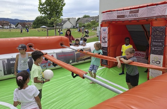 Der &#8222;Menschenkicker&#8220; war ein Highlight fr die Kinder beim Fest.  | Foto: Heinz und Monika Vollmar