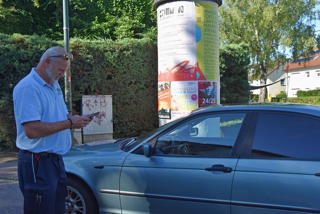 Gerhard Rumbach achtet im Auftrag der .... Wenn nicht, gibt es eine Verwarnung.  | Foto: Andrea Steinhart