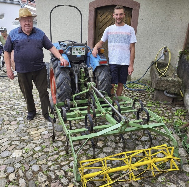 Willi Danzeisen (links) und Philipp Ri...er eine Federzahnegge mit Krmelwalze.  | Foto: Christa Rinklin