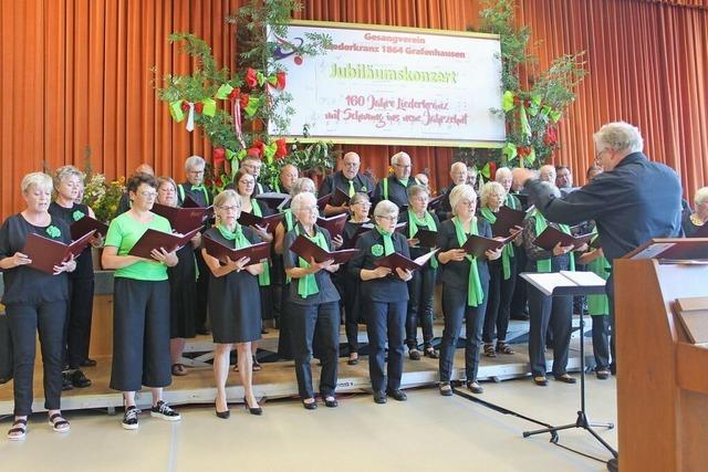 Snger schlagen beim Jubilum des Liederkranz Grafenhausen eine musikalische Brcke