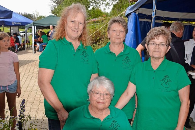 Rslein Schneider (sitzend), Anita Kn... der Frauengemeinschaft ausgezeichnet.  | Foto: Christiane Sahli