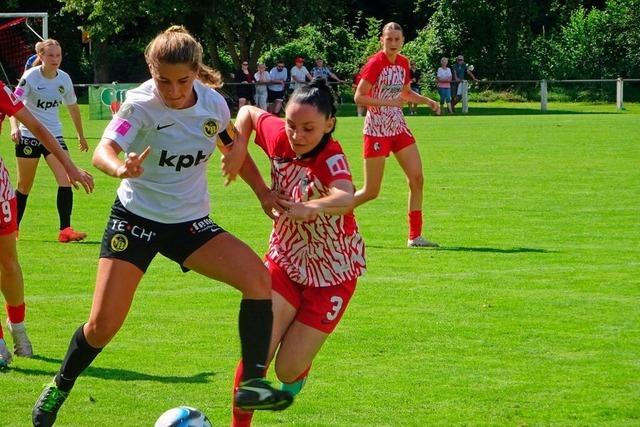 Beim Frauenfuballturnier konnten die Mdchen des FC Weisweil ihren Vorbildern ganz nah sein