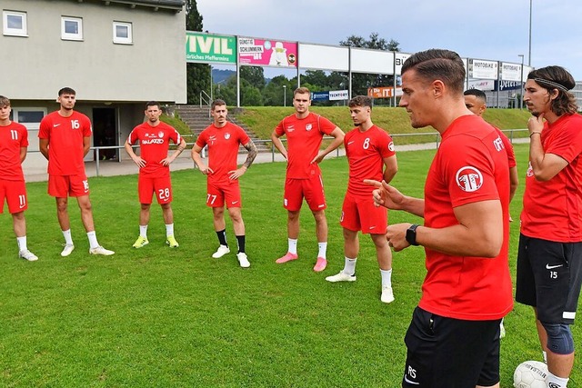 Trainer Sascha Ruf (vorn) beim Training mit einem vllig neu formierten Team  | Foto: Wolfgang Knstle