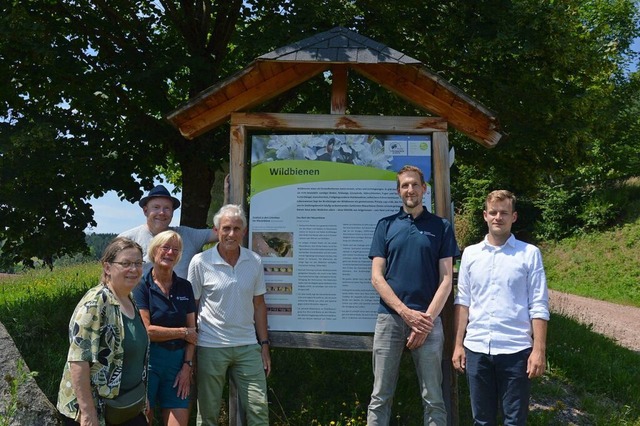 Gruppenbild beim Wandern: Gudrun Rau (...er Tourismus Zweitlerland; von links.  | Foto: Tobias Winterhalter