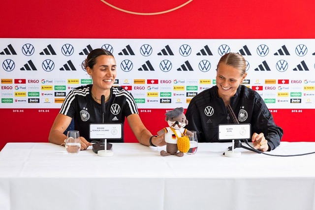 Klara Bhl (rechts) mit Maskottchen Ottienne und Bibiane Schulze Solano  | Foto: Yuliia Perekopaiko/DFB