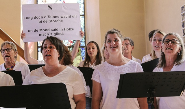 Mit einem wundervollen Morgenkonzert u...rein Liederkranz Holzen in der Kirche.  | Foto: Katharina Kubon