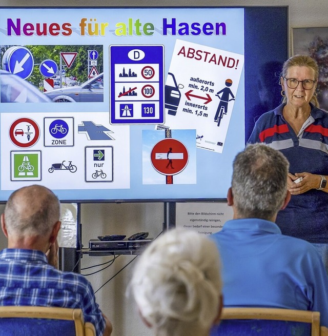 Lockere Nachhilfe fr ltere Autofahre...er erlutert aktuelle Verkehrsregeln.   | Foto: Paul Eischet